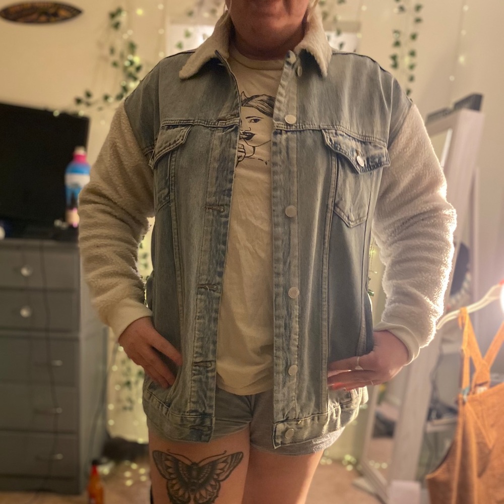Jean jacket fuzzy collar and sleeves